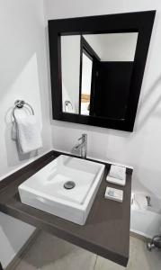 サンミゲルにあるRoom 7 Ciudad Jardinの白い洗面台と鏡のあるバスルーム