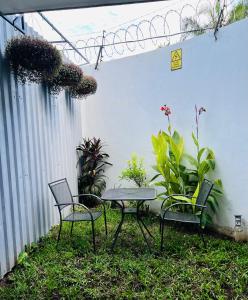 サンミゲルにあるRoom 7 Ciudad Jardinのパティオ(椅子2脚、テーブル、植物付) +3枚の写真