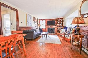 Gallery image of Lofted Cape Cottage by Leavetown Vacations in South Yarmouth