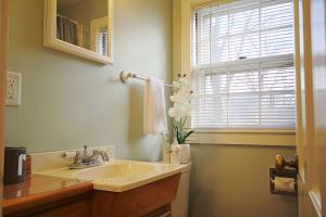 Gallery image of Lofted Cape Cottage by Leavetown Vacations in South Yarmouth +23 photos