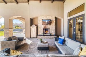 ein Wohnzimmer mit Sofa und Kamin in der Unterkunft 104th Mesa in Mesa