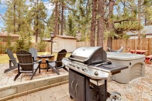 einen Hinterhof mit einem Grill sowie einem Tisch und Stühlen in der Unterkunft Beary cozy cabin #2315 in Big Bear Lake