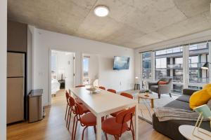 Una cocina y una sala de estar con mesa y sillas. en Sophisticated 4BR Suite - Modern and Luxurious, en Chicago