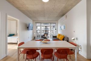 Un comedor y una sala de estar con mesa y sillas. en Sophisticated 4BR Suite - Modern and Luxurious, en Chicago 43 fotos más