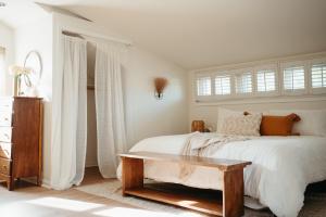 una camera con letto e tavolino di Back at Belmar a Belmar