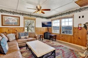een woonkamer met een bank en een plafondventilator bij FRANK'S OLD BEAR #149 in Big Bear Lake