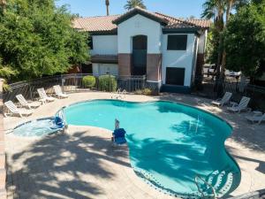 a swimming pool in front of a house at Metro Extended Stays , Chandler - Cozy 2 Beds in Chandler