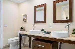 a bathroom with two sinks and a toilet at Modern Icon Brickell Condo by Palermo Home Miami in Miami +15 photos