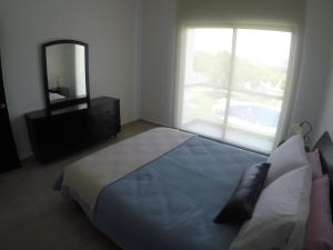 ein Schlafzimmer mit einem großen Bett und einem Spiegel in der Unterkunft Departamento Paraiso Country Club-Morelos in Emiliano Zapata + 12 Fotos