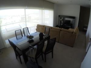 ein Wohnzimmer mit Tisch und Stühlen und einer Couch in der Unterkunft Departamento Paraiso Country Club-Morelos in Emiliano Zapata