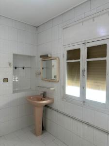 Koupelna v ubytování Appartement au cœur du centre d'Al Hoceïma situé au 4ème ETG