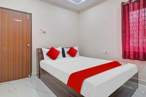 Ένα ή περισσότερα κρεβάτια σε δωμάτιο στο Hotel O SV Grand +16 φωτογραφίες