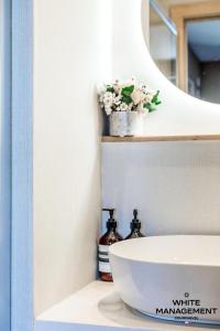 łazienka z białą miską ustępową na półce w obiekcie Résidence Alpamayor - Splendide chalet pour 10 à Courchevel Village MAE-5824 w Courchevel