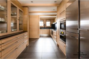 Кухня или мини-кухня в Chalet Licorne Des Neiges - Somptueux chalet sur les hauteurs du Belvédère MAE-3934
