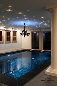 Бассейн в Chalet Licorne Des Neiges - Somptueux chalet sur les hauteurs du Belvédère MAE-3934 или поблизости