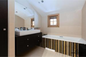 Ванная комната в Chalet Licorne Des Neiges - Somptueux chalet sur les hauteurs du Belvédère MAE-3934 +8 фотографий