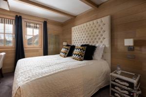 Кровать или кровати в номере Chalet Licorne Des Neiges - Somptueux chalet sur les hauteurs du Belvédère MAE-3934