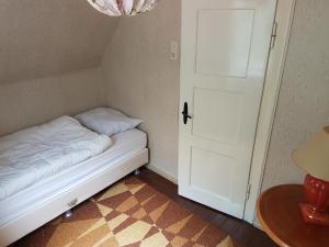 Katil atau katil-katil dalam bilik di Spacious group house in the Harz region