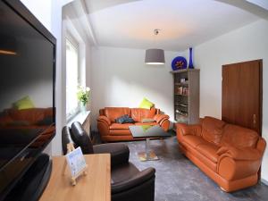 Ruang duduk di Spacious group house in the Harz region
