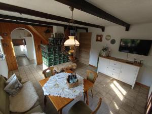 TV a/nebo společenská místnost v ubytování Ferienhaus Am Hermannsberg, Oberschönau