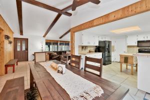 een open keuken en een woonkamer met houten plafonds bij Casa bosque #2176 in Big Bear Lake