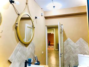 ein Badezimmer mit einem Spiegel an der Wand in der Unterkunft Vintage 4BR Borjomi Hideaway in Itʼkhvisi