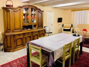 ein Esszimmer mit einem Tisch und einem Schrank in der Unterkunft Vintage 4BR Borjomi Hideaway in Itʼkhvisi + 22 Fotos