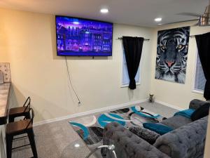 TV a/nebo společenská místnost v ubytování Super Cozy St Petersburg Bungalow