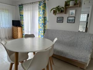 Televízia a/alebo spoločenská miestnosť v ubytovaní Relax Kruklanki