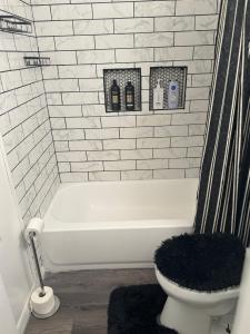 Koupelna v ubytování Super Cozy St Petersburg Bungalow