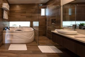 a bathroom with a tub and a sink and a shower at Hotel Campestre Montecarlo in Montenegro