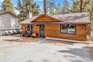 Blockhaus mit Veranda und Terrasse in der Unterkunft Bruin chalet #2464 in Sugarloaf
