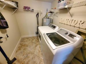 lavadora y secadora en una lavandería en Sand Dollar 101, en St. Augustine 19 fotos más
