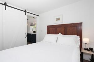 Ένα ή περισσότερα κρεβάτια σε δωμάτιο στο Cozy Cape Cod House by Rock Properties