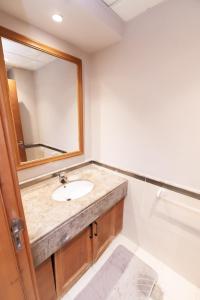 A bathroom at MARASSI VERONA VILLA by ELEGANT Hospitality