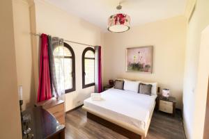 A bed or beds in a room at MARASSI VERONA VILLA by ELEGANT Hospitality Még 37 kép