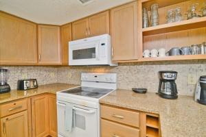 A cozinha ou kitchenette de Paradise Ocean View at Top Resort w Lazy River