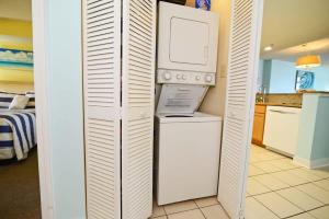 A cozinha ou kitchenette de Paradise Ocean View at Top Resort w Lazy River