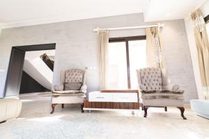 A seating area at MARASSI VERONA VILLA by ELEGANT Hospitality