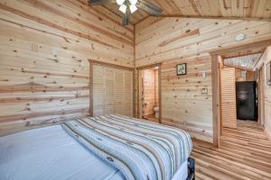 Rustic Cabin with Firepit and Grill - 10 mins to Main St客房内的一张或多张床位