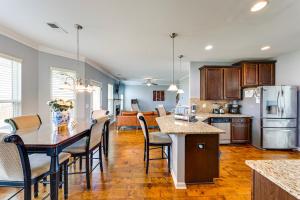 Una cocina y una sala de estar con mesa y sillas. en Spacious Family Home with Patio in Graniteville!, en Graniteville