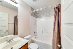 Un baño con lavabo, inodoro y ducha. en Spacious Family Home with Patio in Graniteville!, en Graniteville 28 fotos más