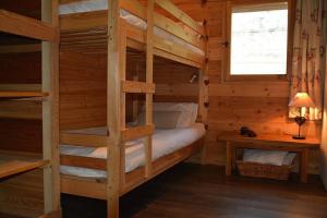 Katil dua tingkat atau katil-katil dua tingkat dalam bilik di Chalet Ciamarella