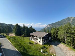 una vista aérea de una casa en las montañas en Nassfeld Heights, en Sonnenalpe Nassfeld