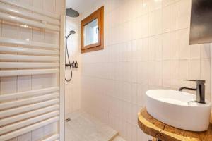 Ένα μπάνιο στο House for 11 people, 2 intimate and friendly apartments +53 φωτογραφίες