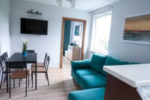 Μια τηλεόραση ή/και κέντρο ψυχαγωγίας στο Apartament Admiralski