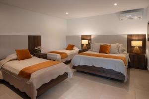 a hotel room with two beds and two lamps at Hotel Campestre Montecarlo in Montenegro +111 photos