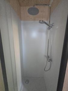 Ένα μπάνιο στο Greenlodge à 15 min from Paris