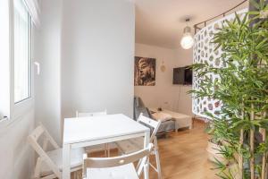 マラガにあるCentral Penthouse Apartmentの白いテーブルと椅子のあるダイニングルーム