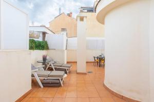 マラガにあるCentral Penthouse Apartmentの建物の上に椅子とテーブルが置かれたバルコニー